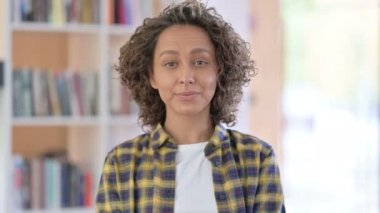 Karışık Irk Kadını Portresi Gösterme ve Davet Etme