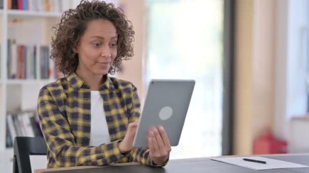 Winnende, jonge gemengde ras vrouw viert succes op de tablet — Stockvideo