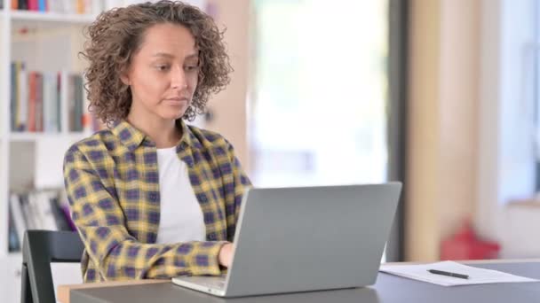 Jovem mulher de raça mista com laptop mostrando polegares para baixo — Vídeo de Stock