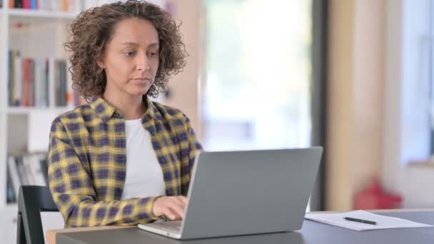Mulher de raça mista com laptop mostrando nenhum gesto, desaprovar — Vídeo de Stock