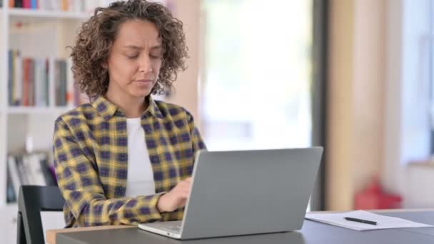 Mieszany wyścig Kobieta z bólem nadgarstka za pomocą laptopa w pracy — Wideo stockowe