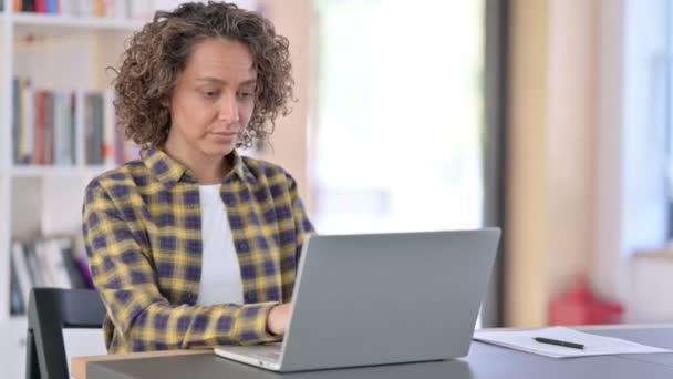 Femme excitée de race mixte célébrant le succès sur ordinateur portable — Video