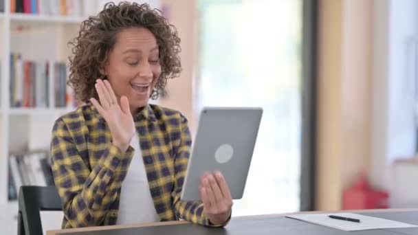 Chat de vídeo en línea en la tableta por mujer de raza mixta en el trabajo — Vídeos de Stock