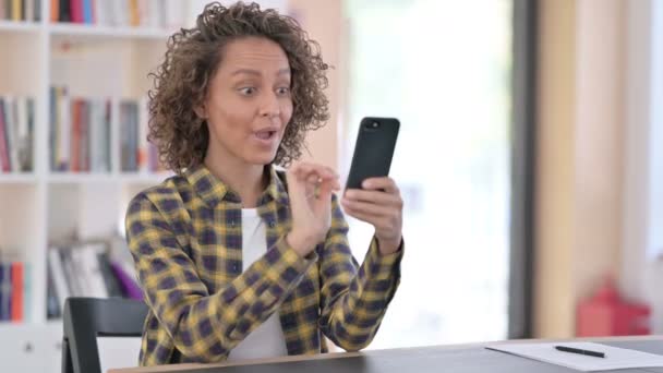 Mieszane Race Woman Cheering na smartfonie w pracy, Sukces — Wideo stockowe