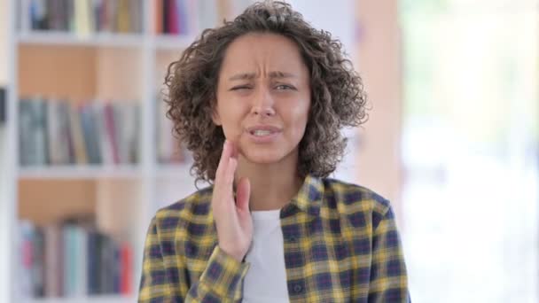 Portret młodej mieszanej kobiety rasy z bólem zęba — Wideo stockowe