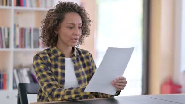 Joven mujer de raza mixta reaccionando a la pérdida de documentos en el trabajo — Vídeos de Stock