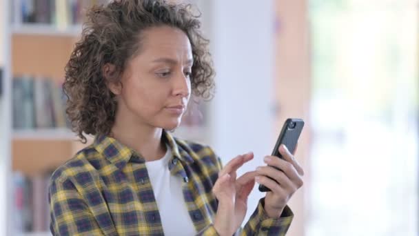 Portret mieszanej kobiety rasy przy użyciu smartfona — Wideo stockowe