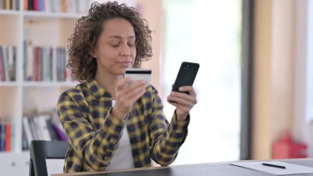 Online nákupní platba na Smartphone podle Smíšené závod žena — Stock video