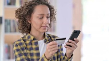 Smartphone 'da Çevrimiçi Alışveriş Portresi: Karışık Irk Kadını