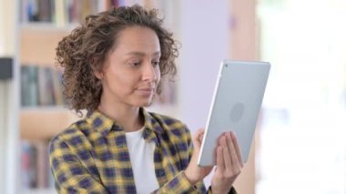 Tablette Kutlanan Karışık Irk Kadını Portresi