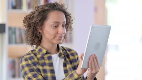 Retrato de mulher de raça mista comemorando no tablet — Vídeo de Stock