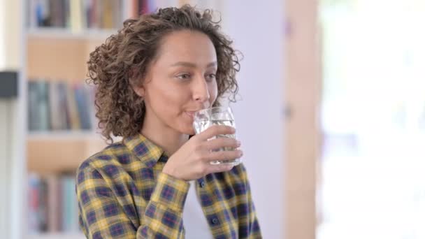 Portret młodej mieszanej rasy Kobieta Woda pitna — Wideo stockowe