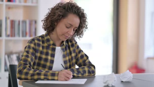 Απογοητευμένη Mixed Race Woman Προσπαθεί να σε χαρτί στην εργασία — Αρχείο Βίντεο