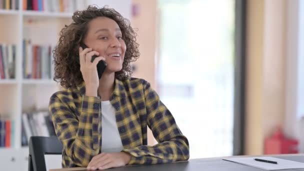 Alegre mujer de raza mixta hablando en Smartphone — Vídeos de Stock