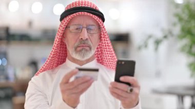 Çevrimiçi Ödeme Başarı Yaşlı Arap İşadamının Akıllı Telefonunda 