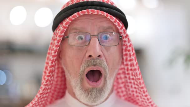 Close up de Old Arab Man sentindo chocado com a câmera — Vídeo de Stock