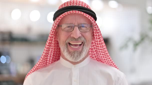 Oudere Arabische man lacht om de camera — Stockvideo