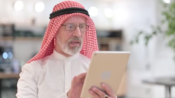 Tablette Başarıyı Kutlayan Eski Arap İşadamı — Stok video