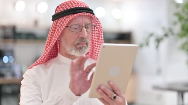 Eski Arap İşadamı Dijital Tablet Kullanıyor — Stok video