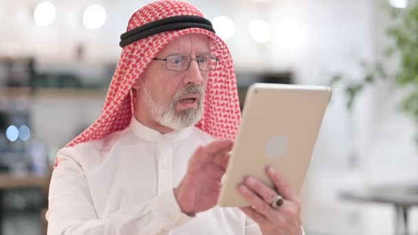 Oude Arabische zakenman reageert op verlies op tablet — Stockvideo