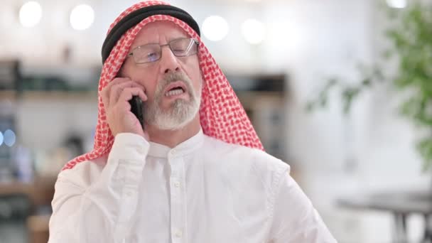 Neşeli Arap İş Adamı Akıllı Telefonla Konuşuyor — Stok video