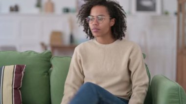 Genç Afrikalı Kadın Koltukta Uzaklaşıyor, 