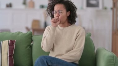 Hasta Afrikalı Kadın Kanepede öksürüyor. 