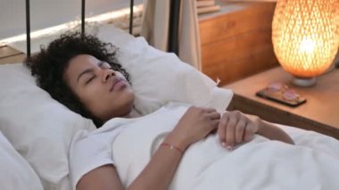 Genç Afrikalı Kadın Yatakta Kâbus 'tan uyandı 