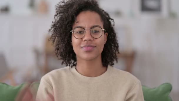 Retrato de bienvenida de una mujer africana saludando en casa — Vídeos de Stock