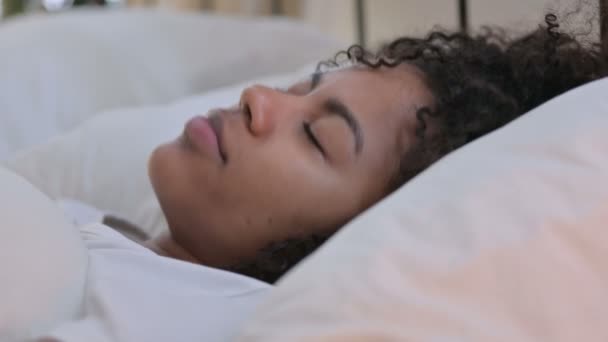 침대에서 잠 자고 있는 평화 로운 아프리카 여인의 근접 사진 — 비디오