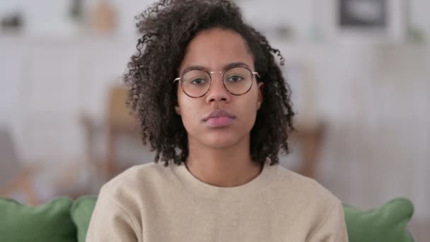 Retrato de una joven africana enferma estornudando en casa — Vídeos de Stock