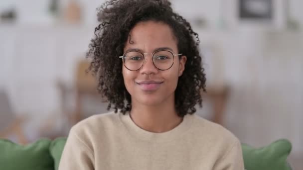 Retrato de una joven africana positiva aplaudiendo en casa — Vídeos de Stock