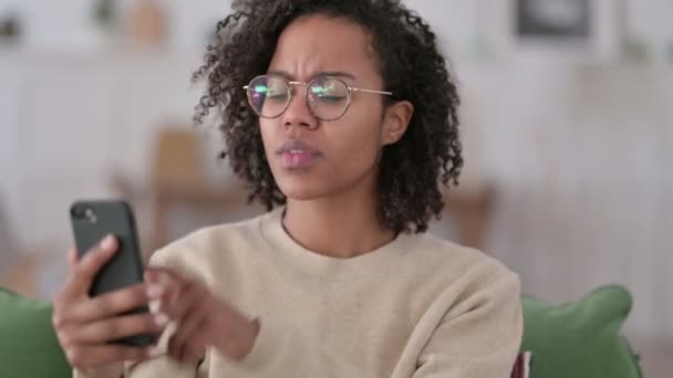 Retrato de la pérdida de la mujer africana joven en el teléfono inteligente — Vídeos de Stock