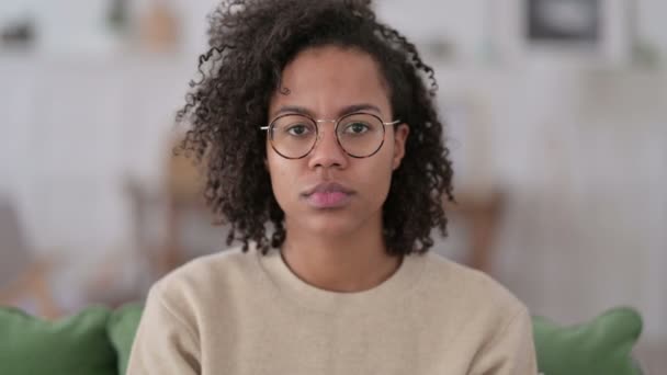 Retrato de una mujer africana sintiéndose conmocionada en casa — Vídeos de Stock