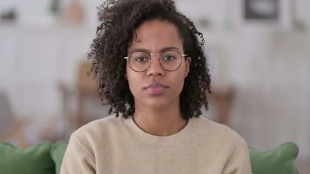 Retrato de una joven africana señalando e invitando — Vídeos de Stock