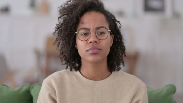 Porträt einer jungen Afrikanerin, die auf die Kamera zeigt — Stockvideo