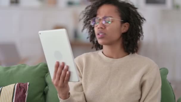 Portrait de Jeune femme africaine Échec sur tablette sur canapé — Video