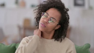 Evde Boyun Ağrısı Olan Genç Afrikalı Kadın Portresi 