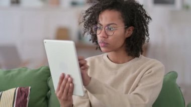 Dijital Tablet kullanan Genç Afrikalı Kadın Portresi 