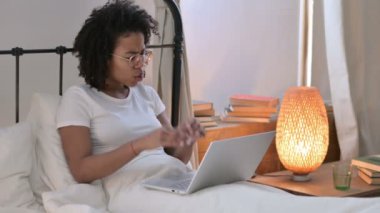 Laptop 'u olan genç Afrikalı Kadın Yatakta Kayıp 