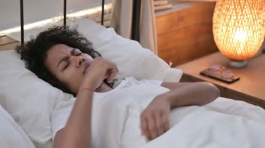 Yatakta Öksüren Genç Afrikalı Kadın, Grip