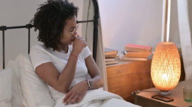 Yatakta Öksüren Genç Afrikalı Kadın 