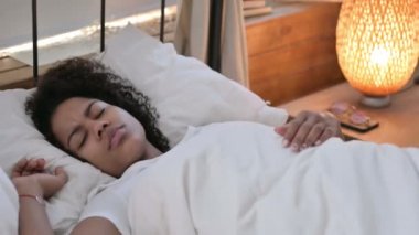 Genç Afrikalı Kadın Yatakta Uyumaya Çalışıyor 