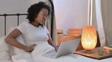 Dizüstü bilgisayarlı Afrikalı Kadın Yatakta Sırt Ağrısı Var 
