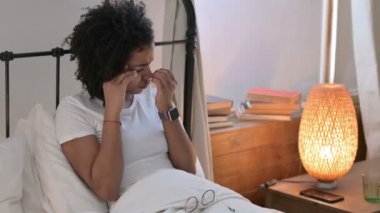 Üzgün Genç Afrikalı Kadın Yatakta Ağlıyor 