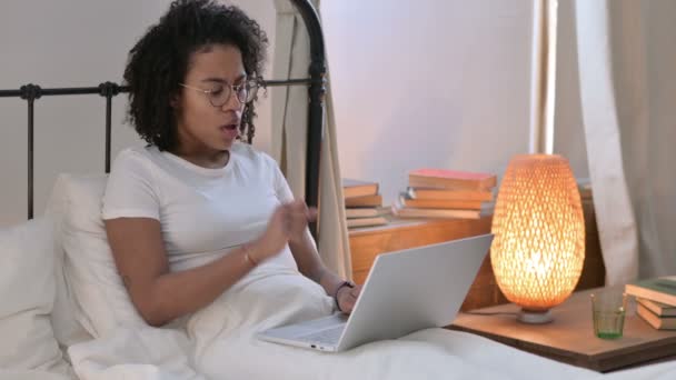 Jovem mulher africana com laptop tosse no sofá — Vídeo de Stock
