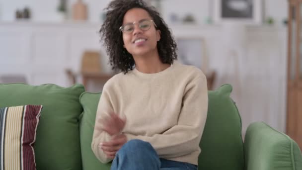 Videollamada en línea de African Woman at Home — Vídeos de Stock