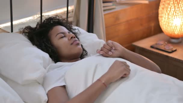Mujer africana joven incómoda durmiendo en la cama — Vídeo de stock