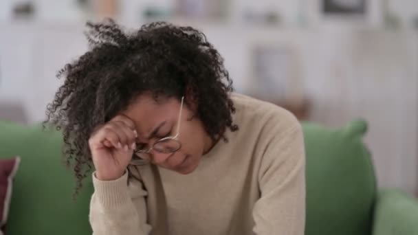 Стрес молодої африканської жінки з головним болем на Софі — стокове відео