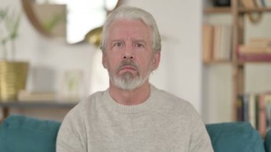 Yaşlı bir adamın portresi evde baş ağrısı çekiyor. 